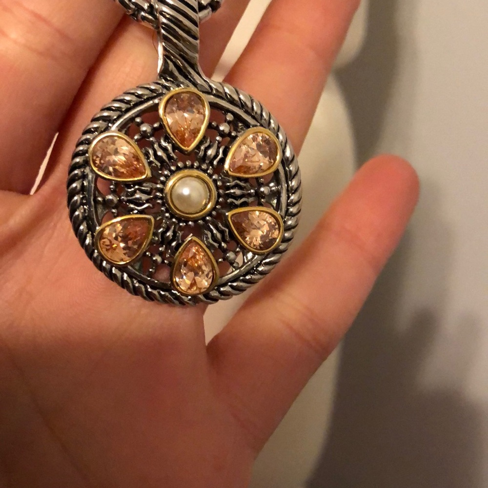 Rose gold teardrop pendant with pearl in center